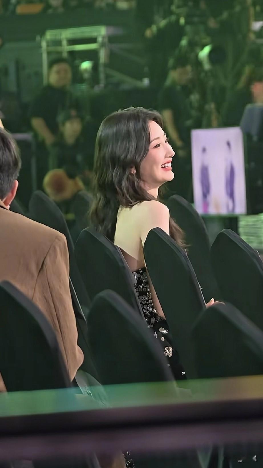 在星光大赏的现场，毛晓彤身着精致的礼服，笑容动人。