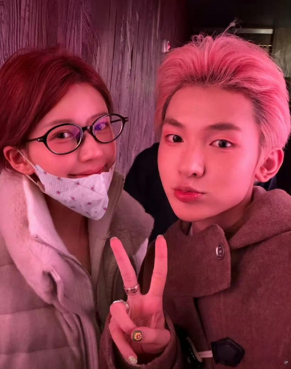 赵露思和网红的最新合照！来👀状态 