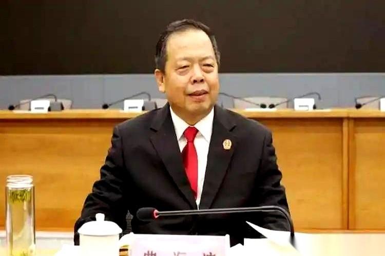洛阳中院原院长曲海滨的剧本，看了开头，就能猜到结尾。
2014年，他刚上任，站在