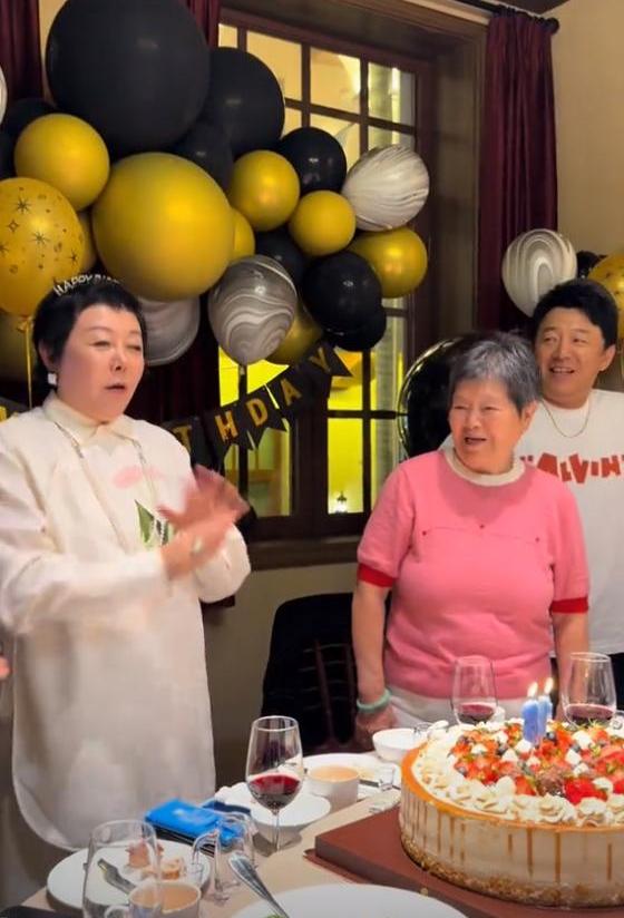 黄渤为姐姐庆生，两人眼睛像是一个模子里出来的，陈佩斯也到现场祝贺。

在网友的视