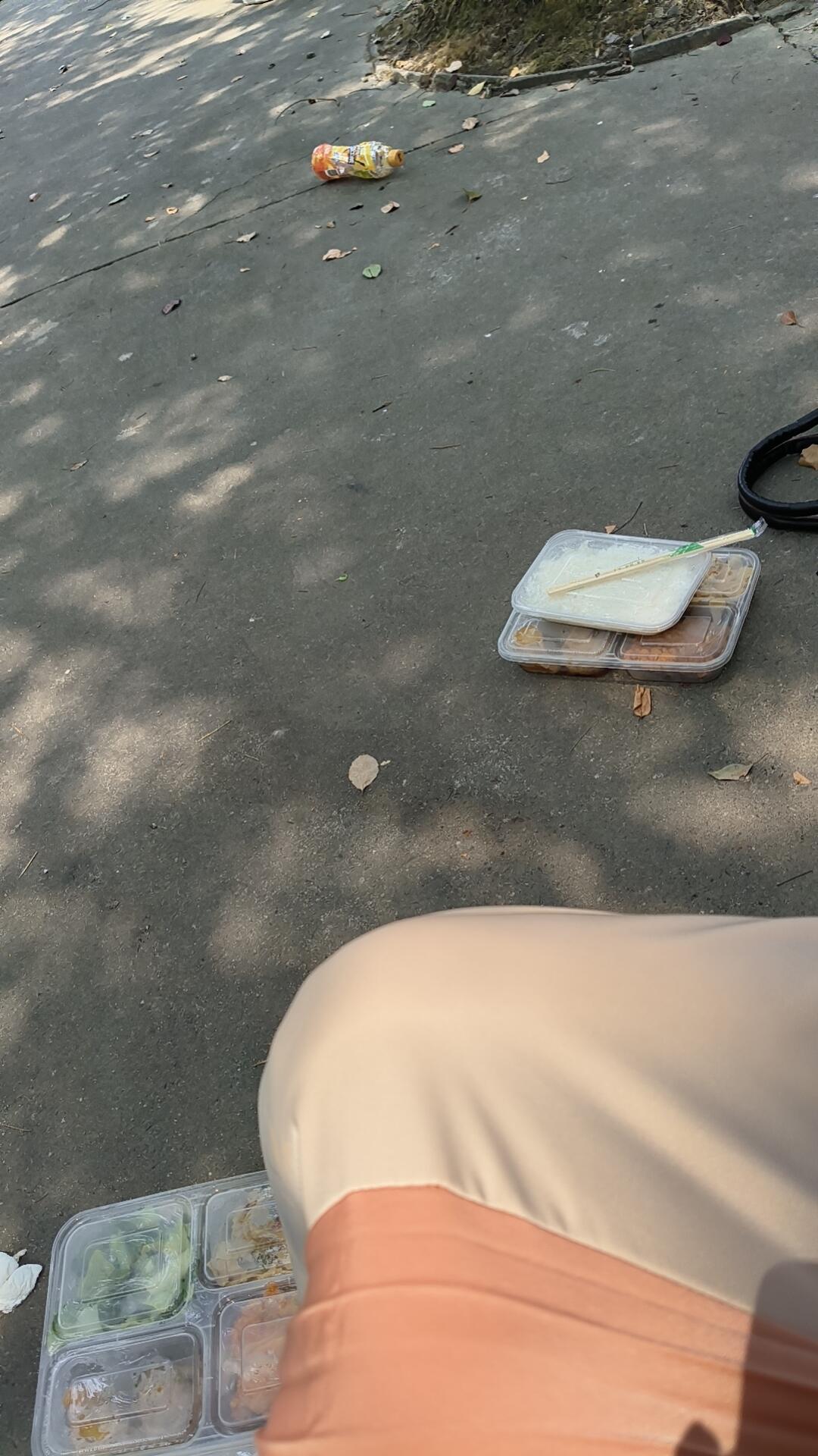 群演因脑出血在出租屋去世站在寒冷的风里好像任人宰割。排水道的油臭味混杂在狗吠中，