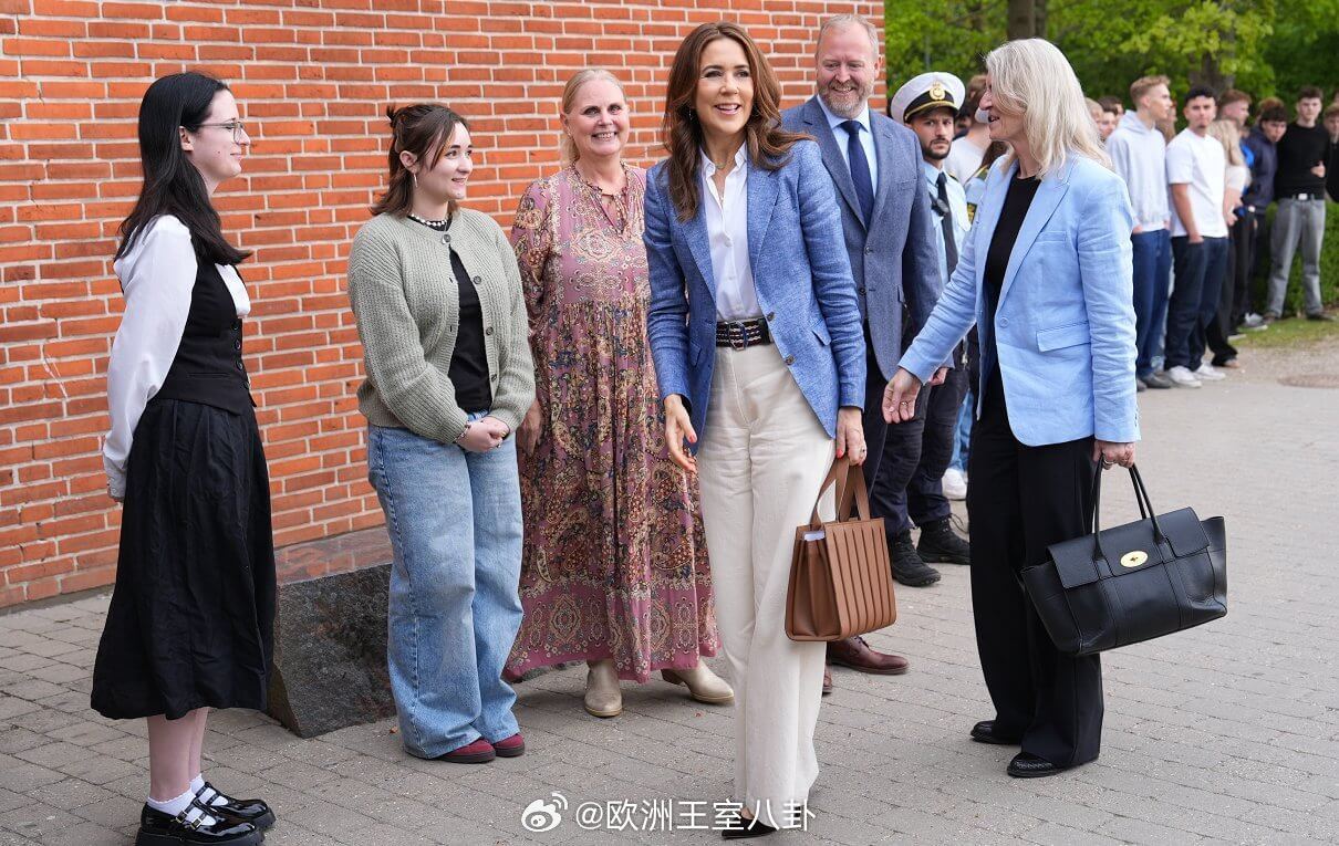 5.2 丹麦王后玛丽出席基金会活动，白色裤子来自Forte Forte，衬衣来自
