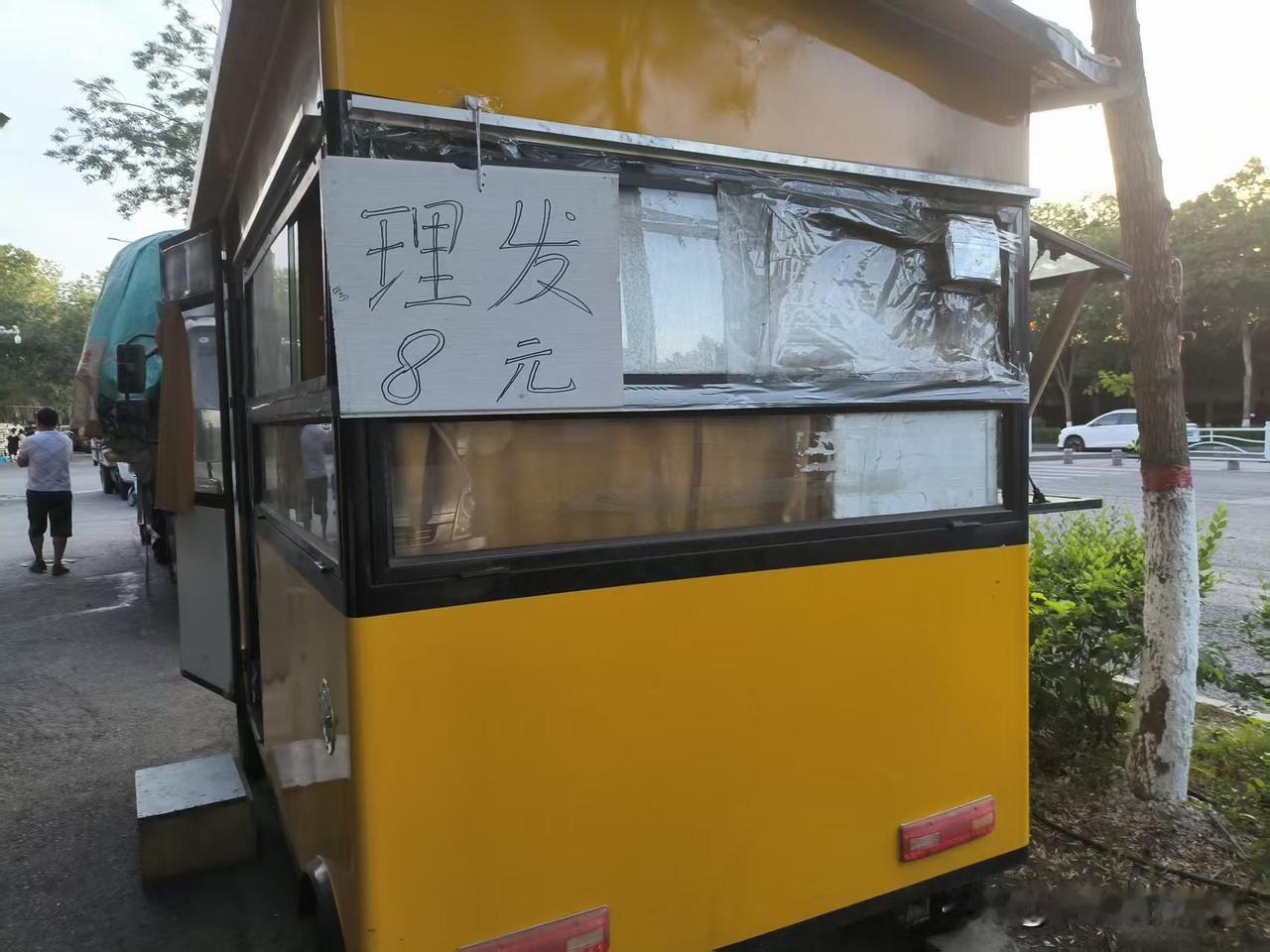 我儿子是理发师。今年30岁。他自己开的理发店。已经开了8年了。他现在理一个男发的