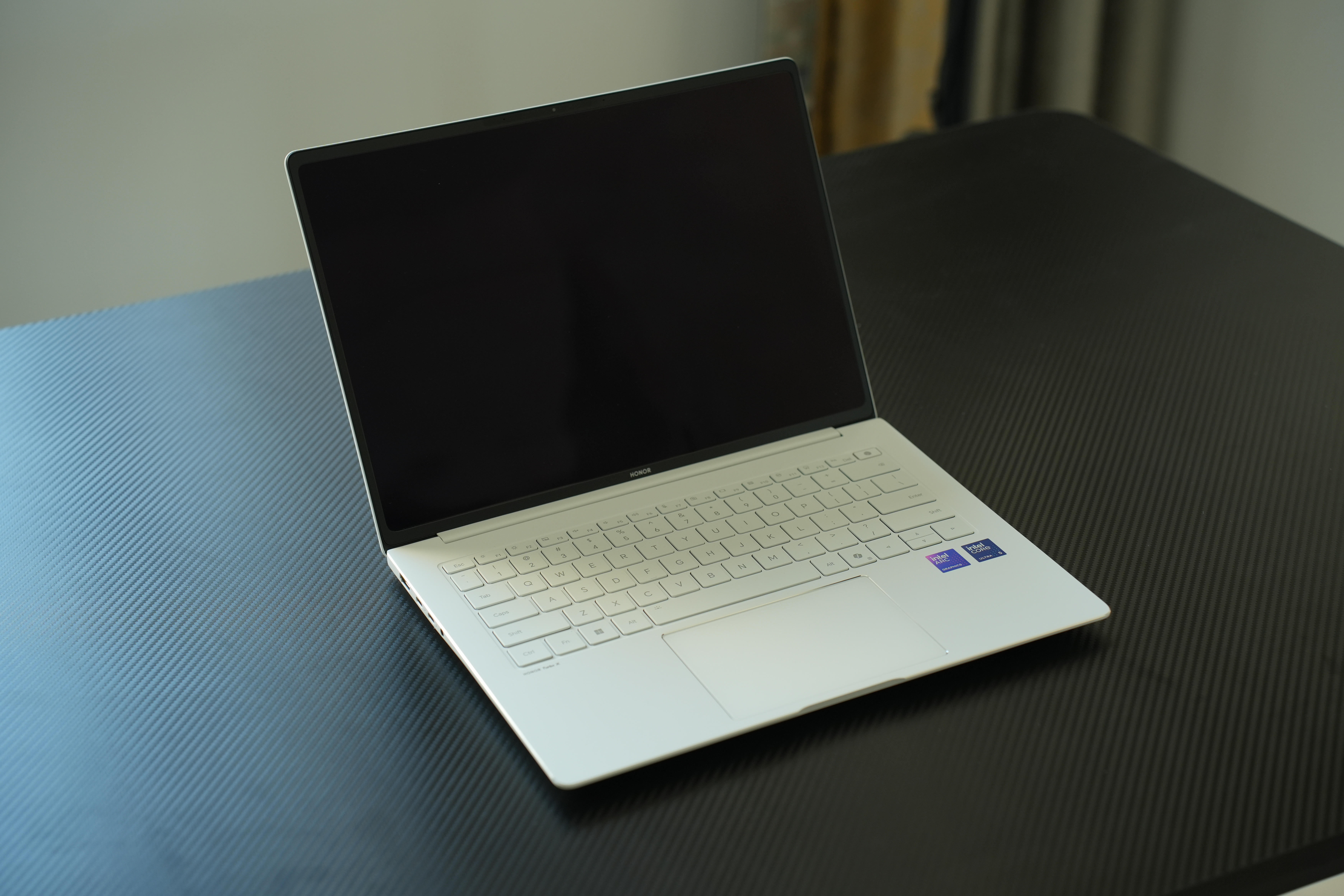 荣耀MagicBook Pro 14的这个颜值真心好看，键盘也做了白色处理，颜值