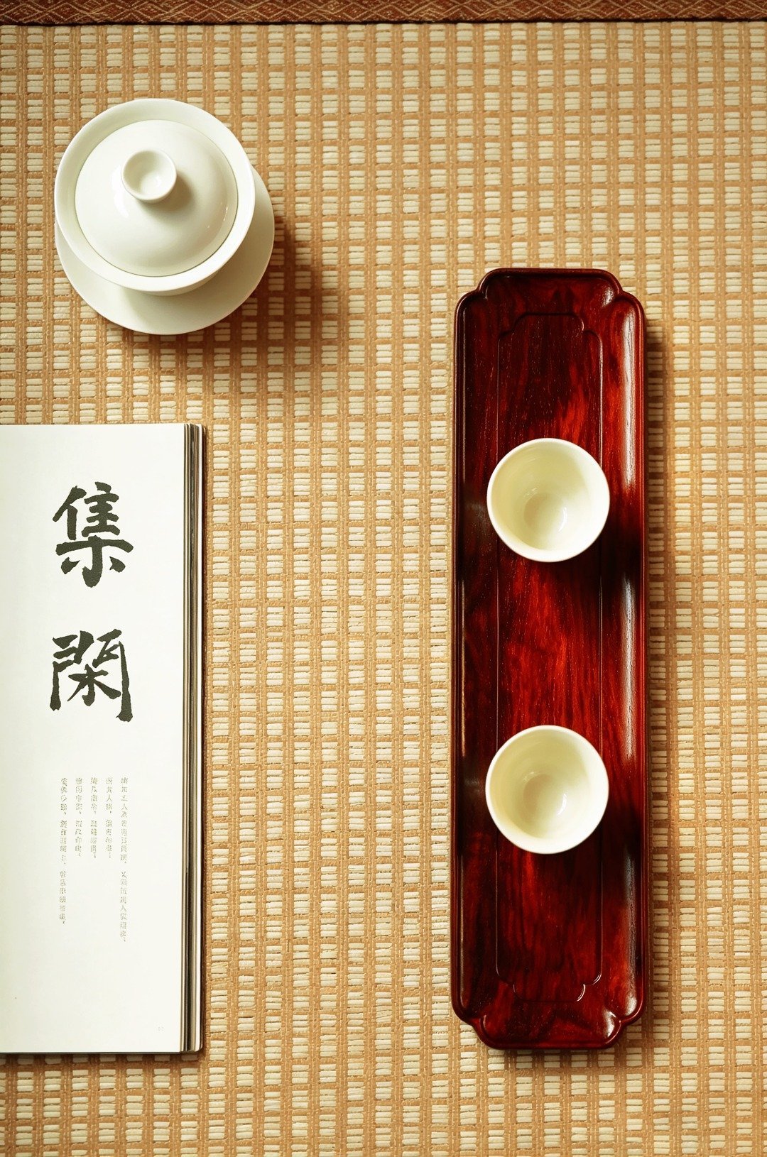 小叶紫檀 |  委角 果盘/茶盘四方委角，独板厚实，随形浅圈足，盘身素面无修饰，