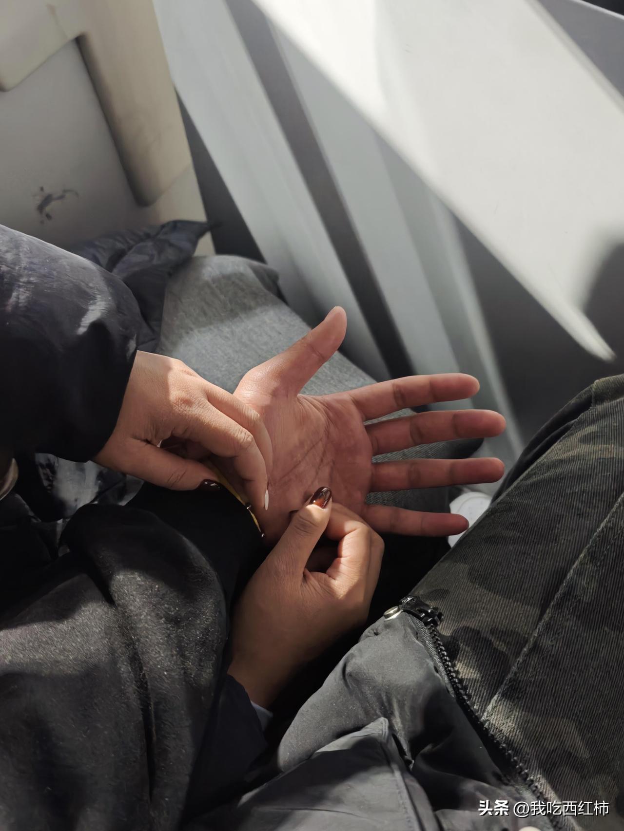 爱上大九岁姐姐，怎么让她重新热情满满爱我
我今天上班完全不在状态，心里乱糟糟的，