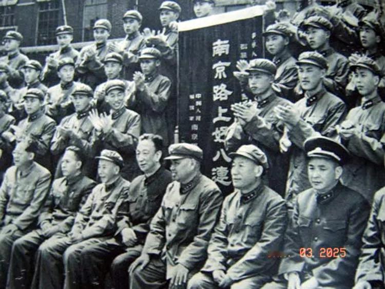 上世纪60年代
南京军区司令员许世友上将（前排右3）同南京路上好八连的合影。