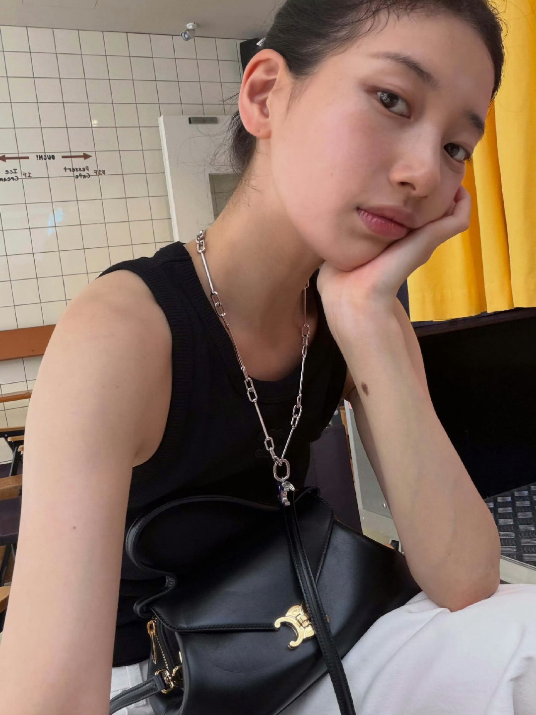 裴秀智ins照更新 夏日里的Celine girl🖤🤎🤍 