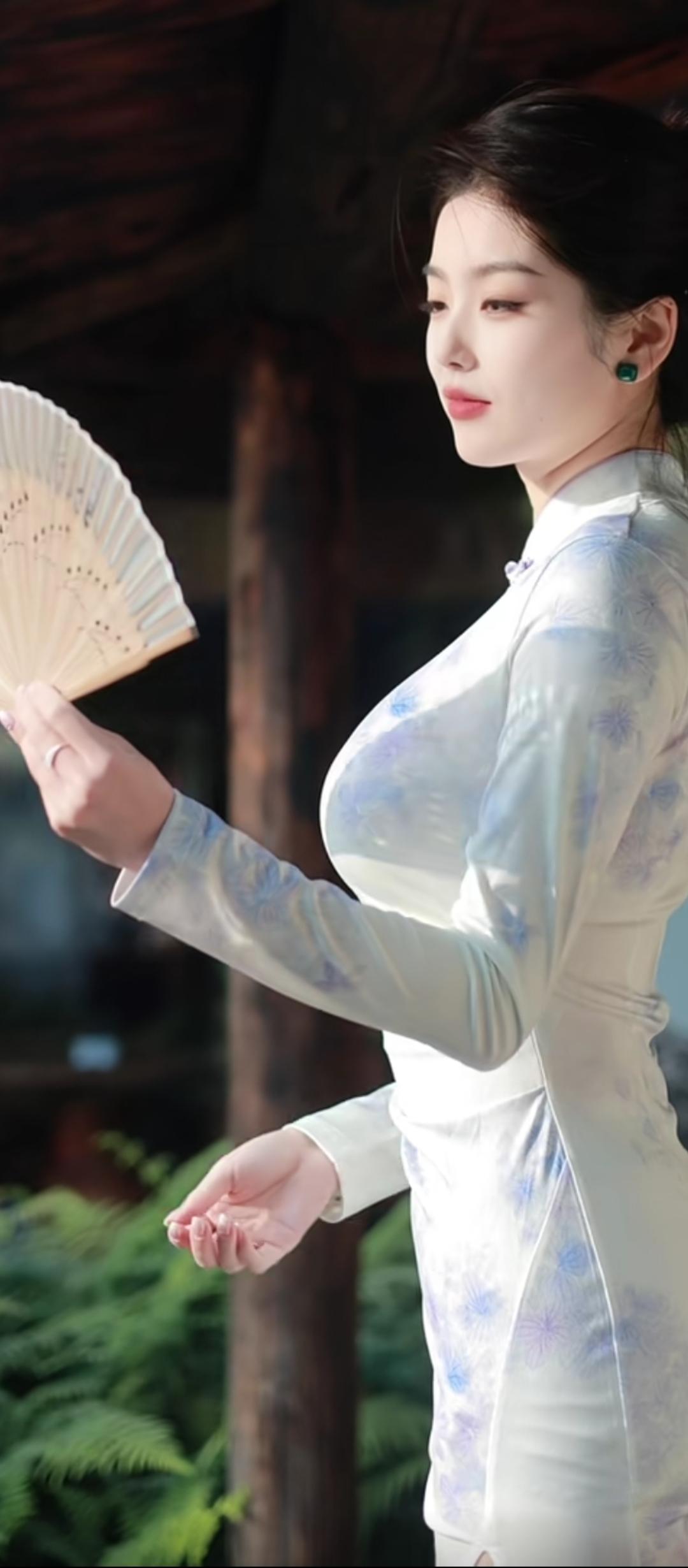 扇底清风拂面来，美人如画入诗行。