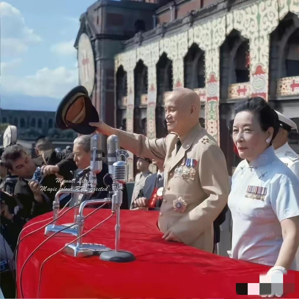 1964年国庆意外，蒋介石穿着五星上将军装，与宋美龄出席，阅兵中发生军机擦撞事故