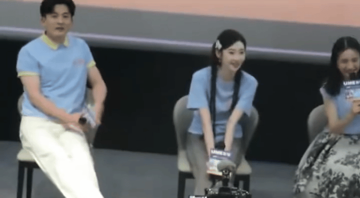 孙艺洲你说你惹张艺凡干啥笑到捶桌！孙艺洲张艺凡这对对抗路兄妹也太有梗了吧😂 互