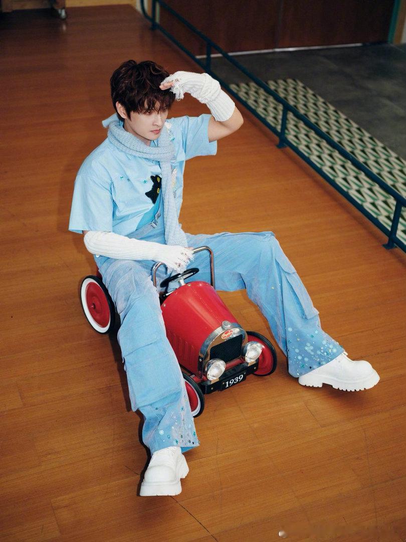 张远演唱会付完钱就把衣服穿上了 谁发现张远海报的小心思了，开票露锁骨，售罄裹严严