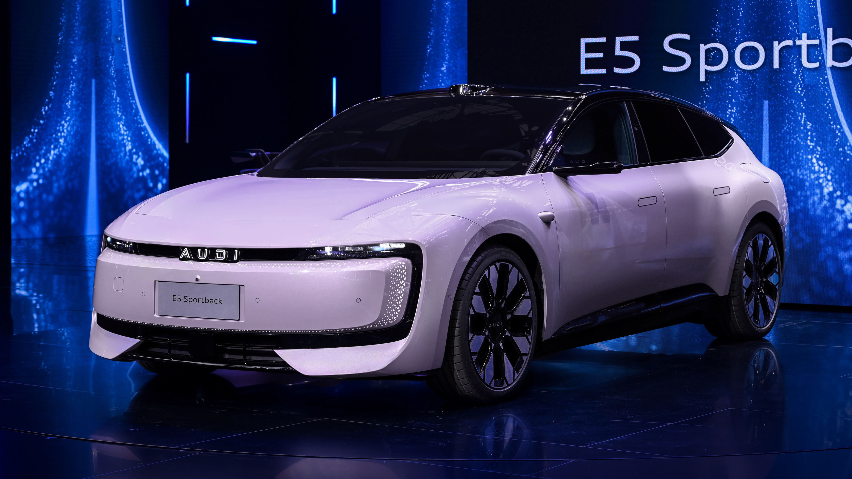 AUDI E5可能就是这样一台反差的车型，在渲染图，或是璀璨的舞台灯光下，这款车