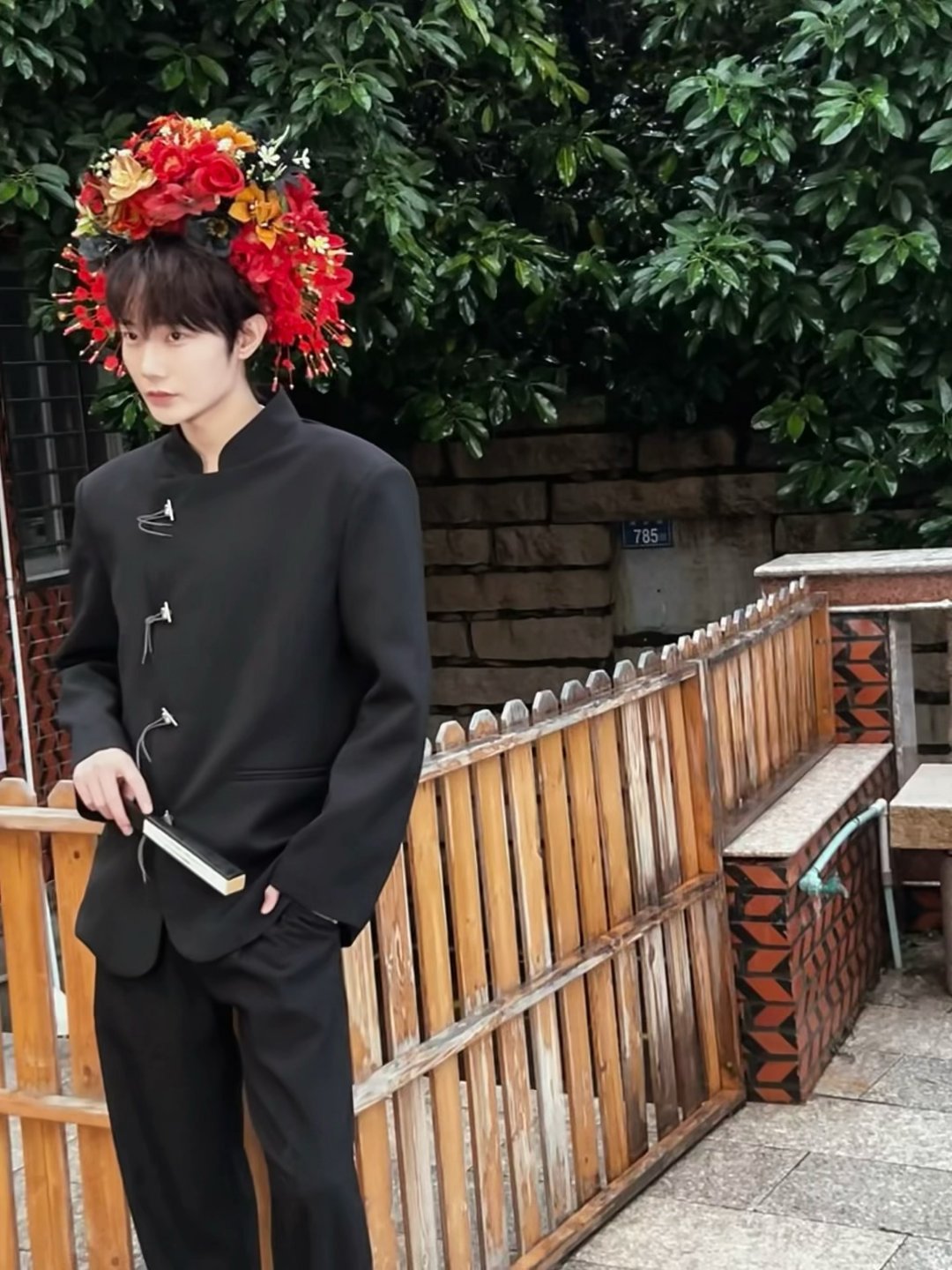 泉州线下偶遇刘也刘也泉州线下生图 泉州西街偶遇刘也的人运气也太好了吧。他头戴簪花