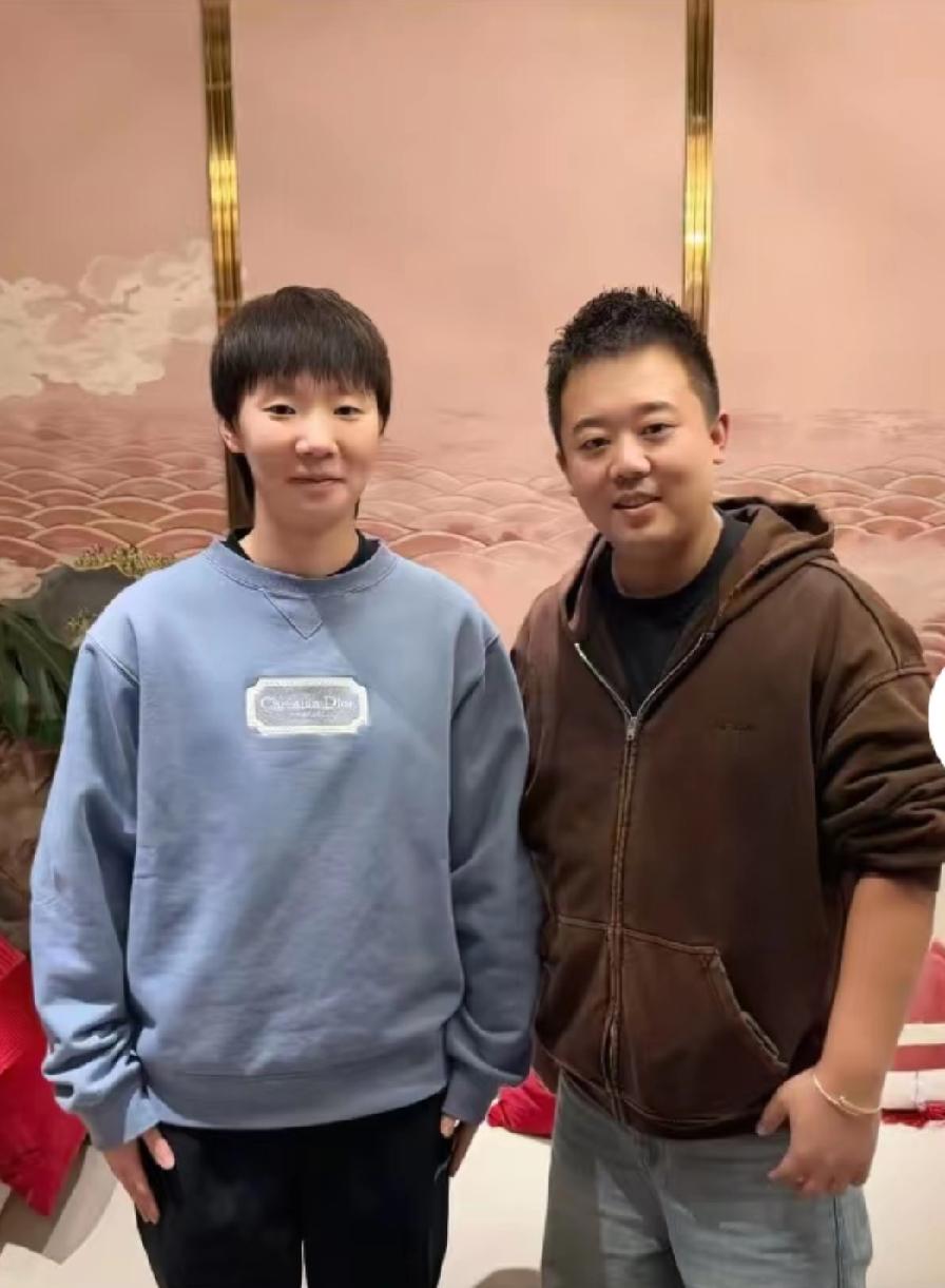 王曼昱最新合照释出！双手轻贴裤侧带点小拘谨，笑容自然超接地气~
 
国乒“鳗鱼”