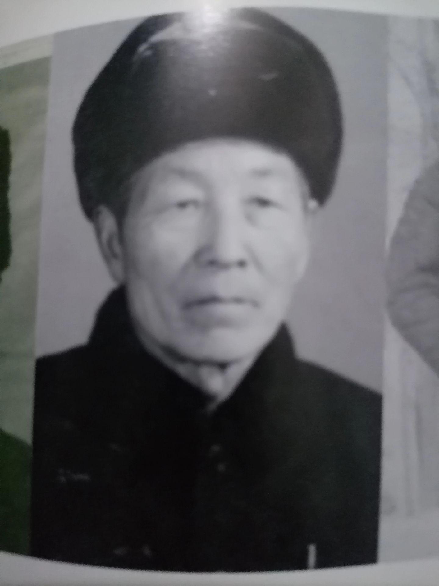 《巩县南山口村育英小学校长：郝子坤》       郝子坤（1909—2...