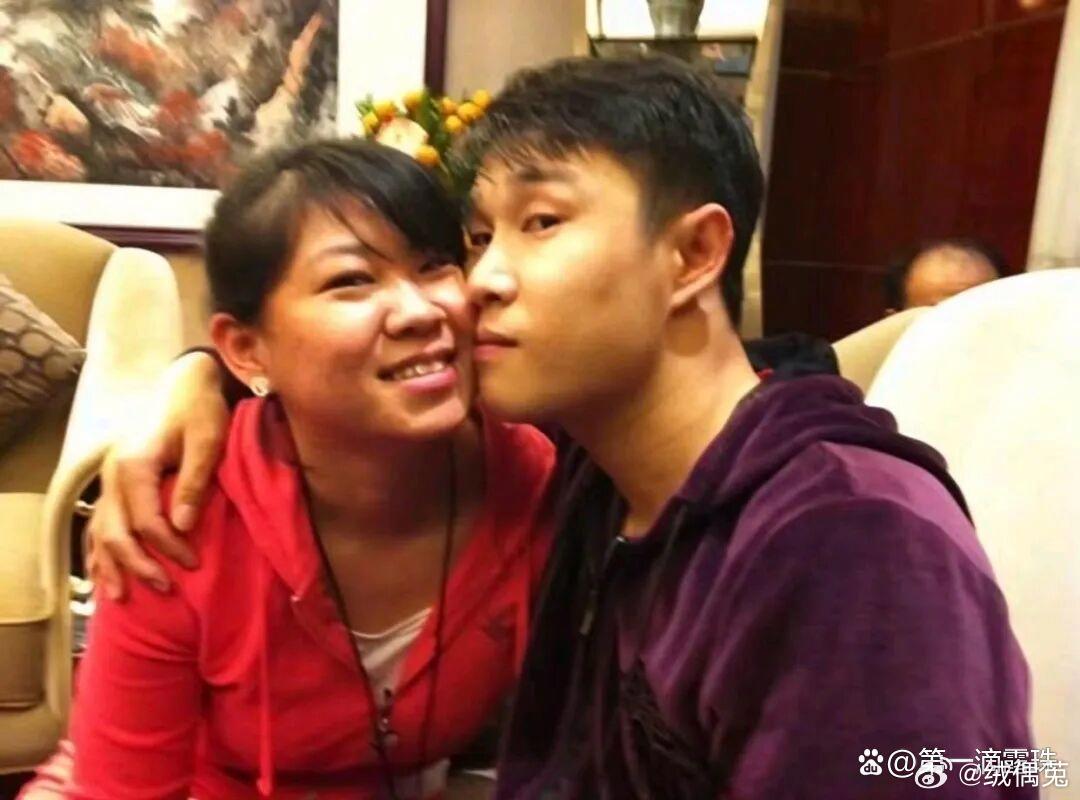 小沈阳晒照庆祝与沈春阳结婚22周年！相爱27年零绯闻，恩爱到连女儿都嫉妒。 