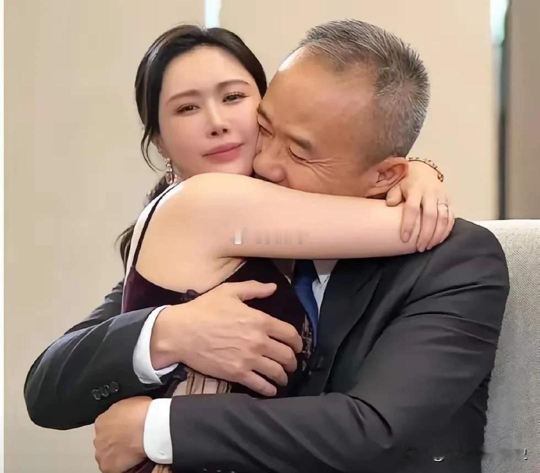 其实男女都一样，都喜欢年纪小的～
