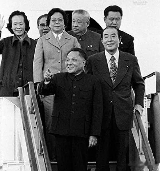 1978年10月，邓公访日，与福田热烈拥抱，对裕仁天皇说：
“这一条约可能会有出