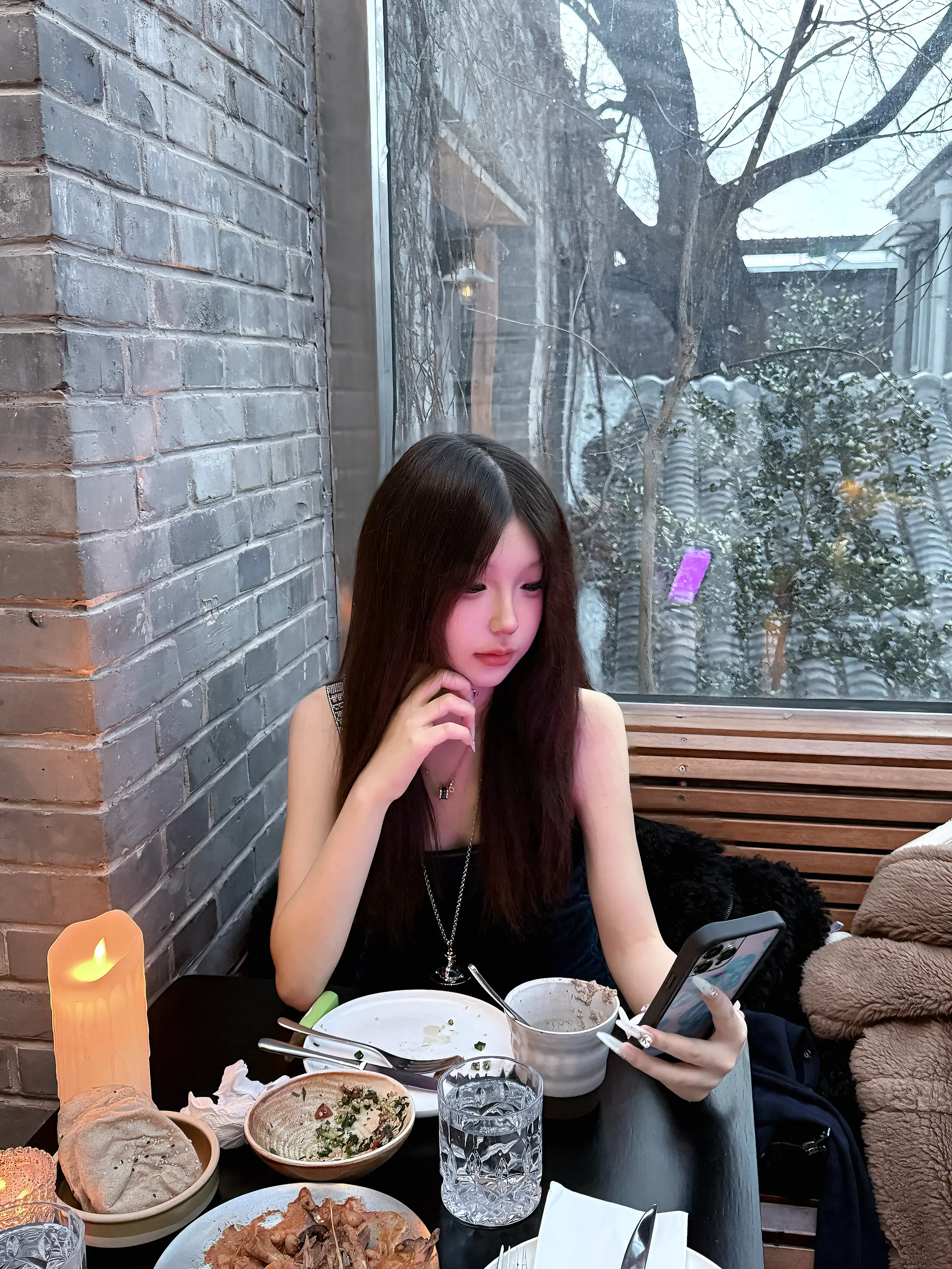 刚开始你夸她可爱 后来你说她脾气太怪