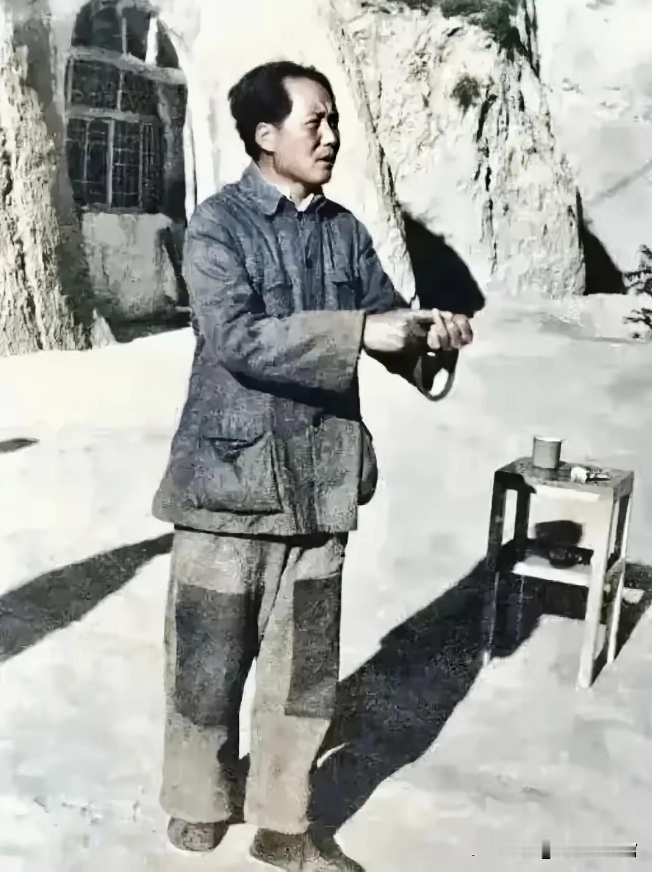 这张延安时期的珍贵旧照，定格了艰苦岁月里伟人的日常身影。身处黄土窑洞前，衣着朴素