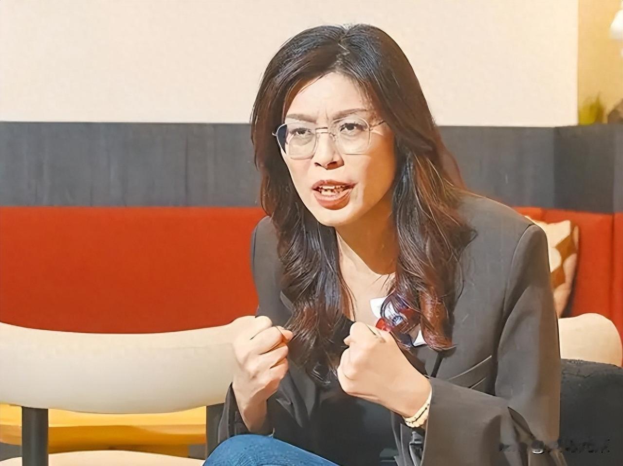 郑丽文：当然要赴大陆交流，怕就不要出来混
今天她接受采访了，王浅秋主持的节目，郑