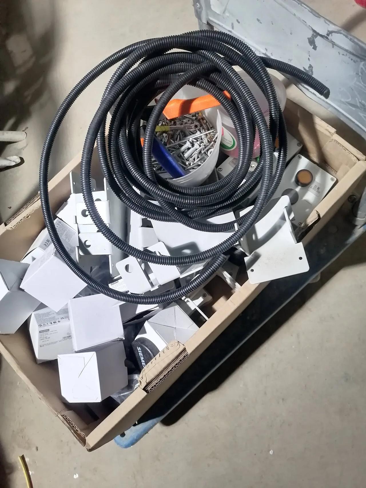 大家好，我是水电工星仔，又到接线，绑线，按按钮了环节了，备材料，找工具着时费时间