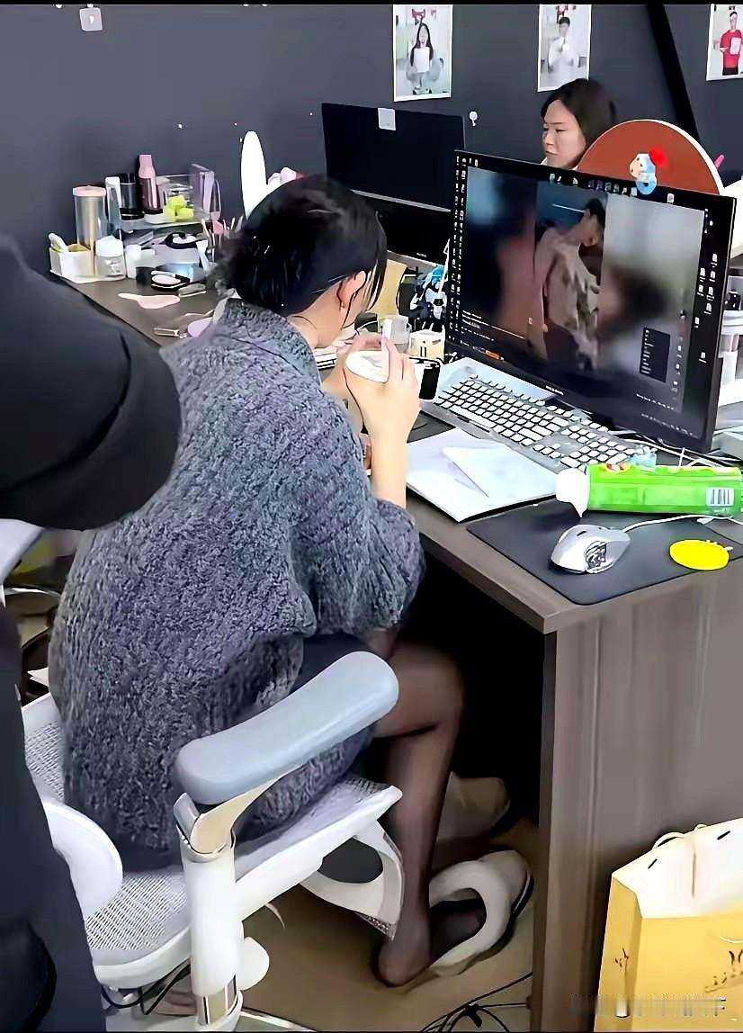 公司新来的文员。
中午休息的闲暇时，领导无意间看到她!
谁知道第二天就被领导提名