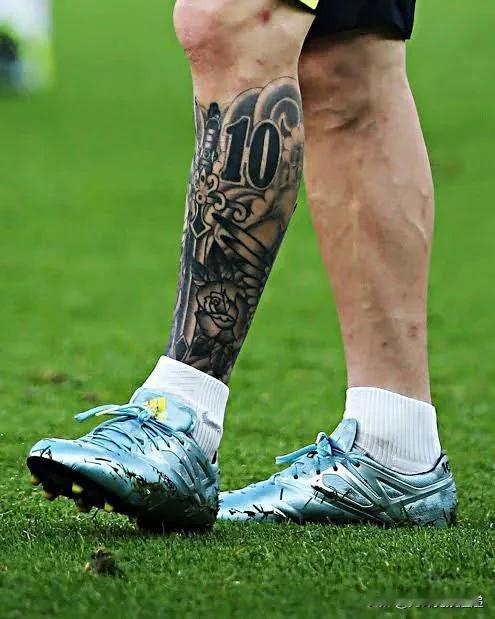 莱昂内尔·梅西 右脚：

进球 - 102
金球奖- 8
金靴奖 - 6
皮奇奇