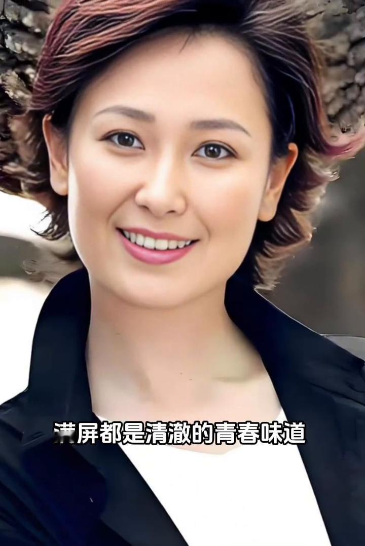 九十年代的左翎美得令人心折。她轻启唇角一笑，满屏都是清澈的青春味道，那份灵动与娇