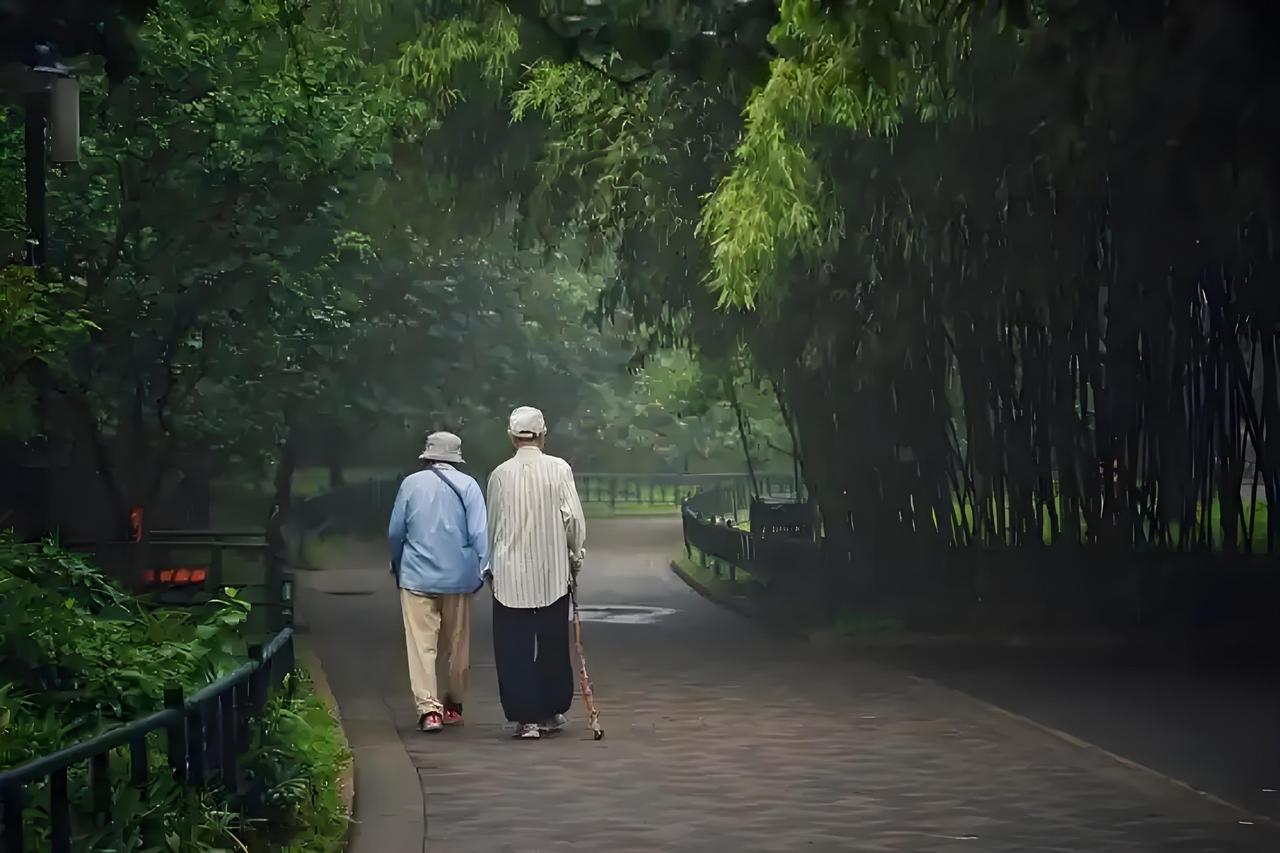年迈的父母健在，是幸福还是负担，这事儿不能一概而论。
对我来说，更多是幸福。父母