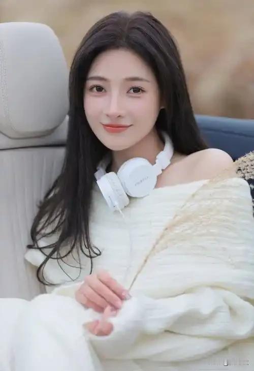 你还记得央视主持人王小丫吗？
当年她可是红极一时的央视一姐，人气一度不输周涛董卿