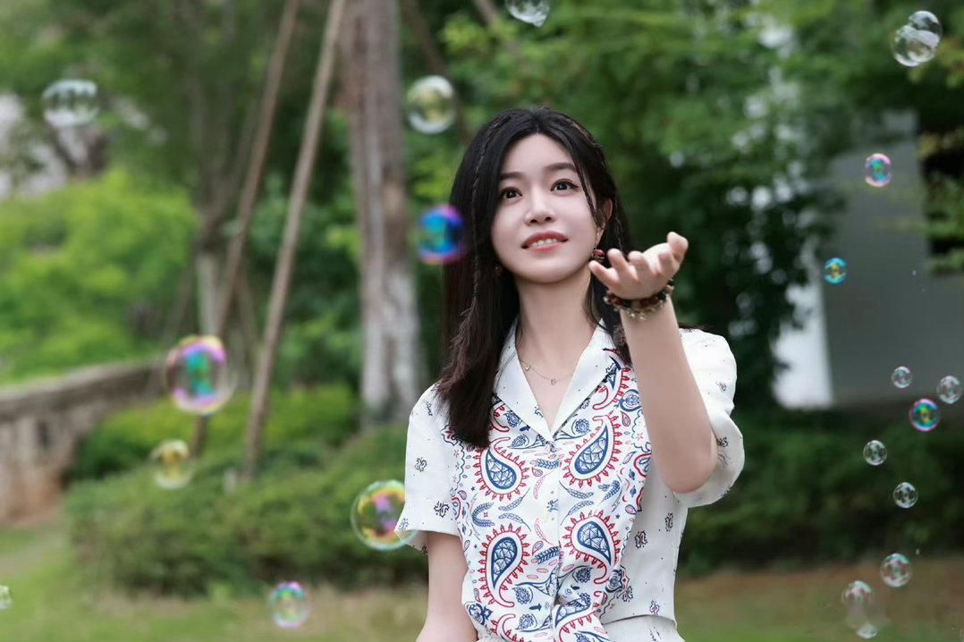 陈妍希怼恶评我家那闺女不被流言裹挟的模样太有力量。面对“演技单一”的负面评判，陈