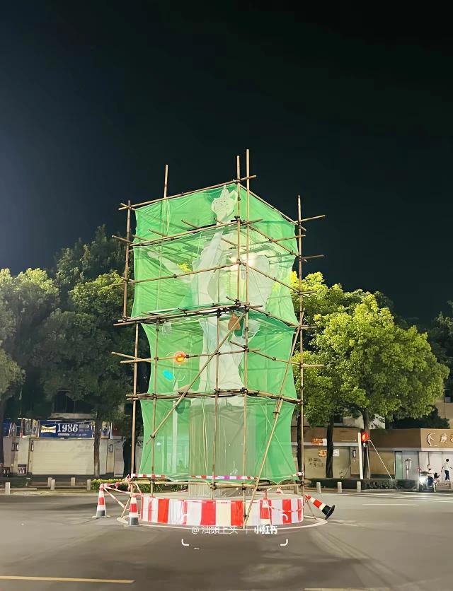 汕头地标“三身人”被围起来了，要干嘛？要合体变身了吗？[大金牙]