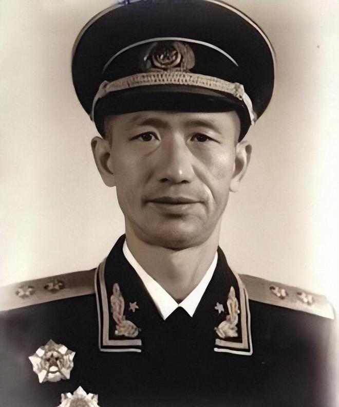 1933年红九军军长朝周希汉连开5枪，子弹擦头而过，他为何纹丝不动
 
1933