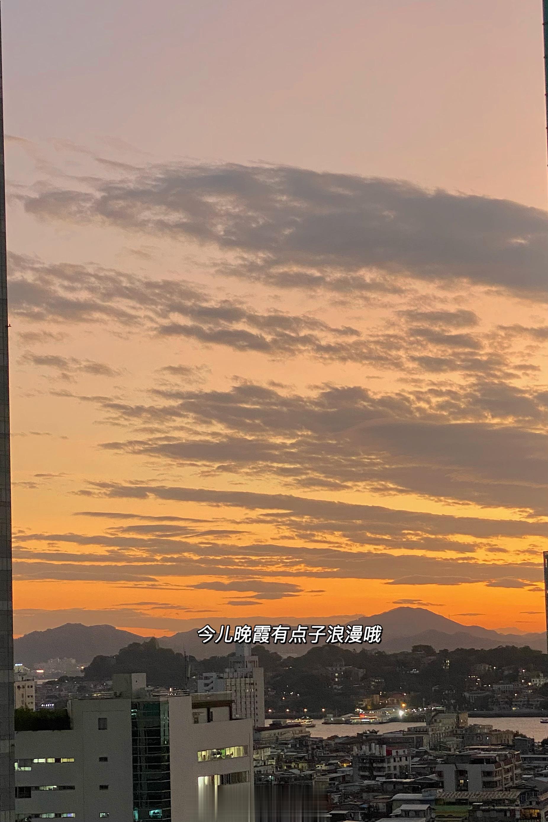 嘻嘻晚安啦[月亮]睡醒就是周五啦明天和老姐妹见面吃晚饭 好久没吃了 好开心最近连