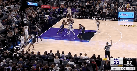 拉拉维亚晃飞萨里奇，三分投进！湖人vs国王 ​​​