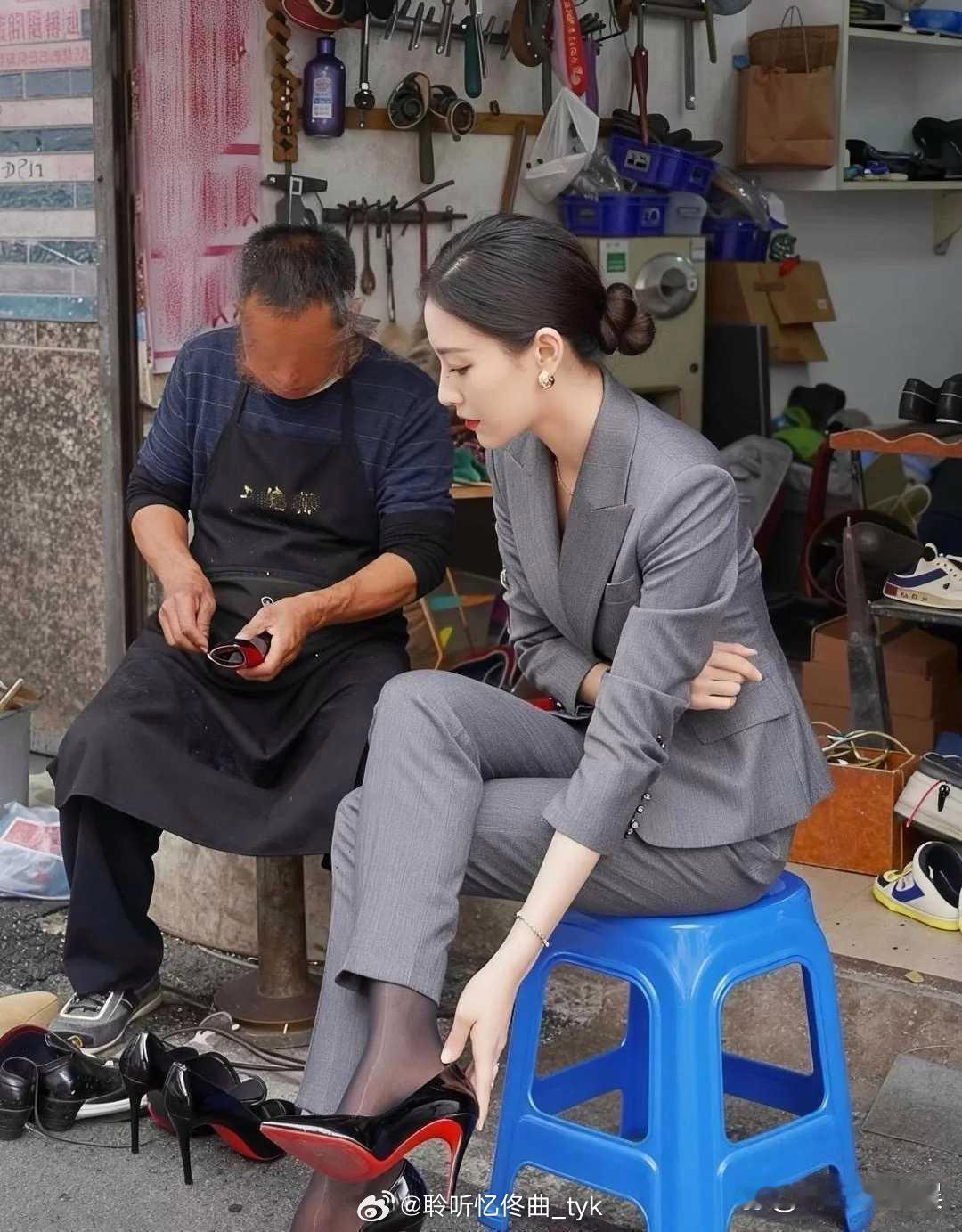 一看就是摆拍！红底高跟都没磨损… 