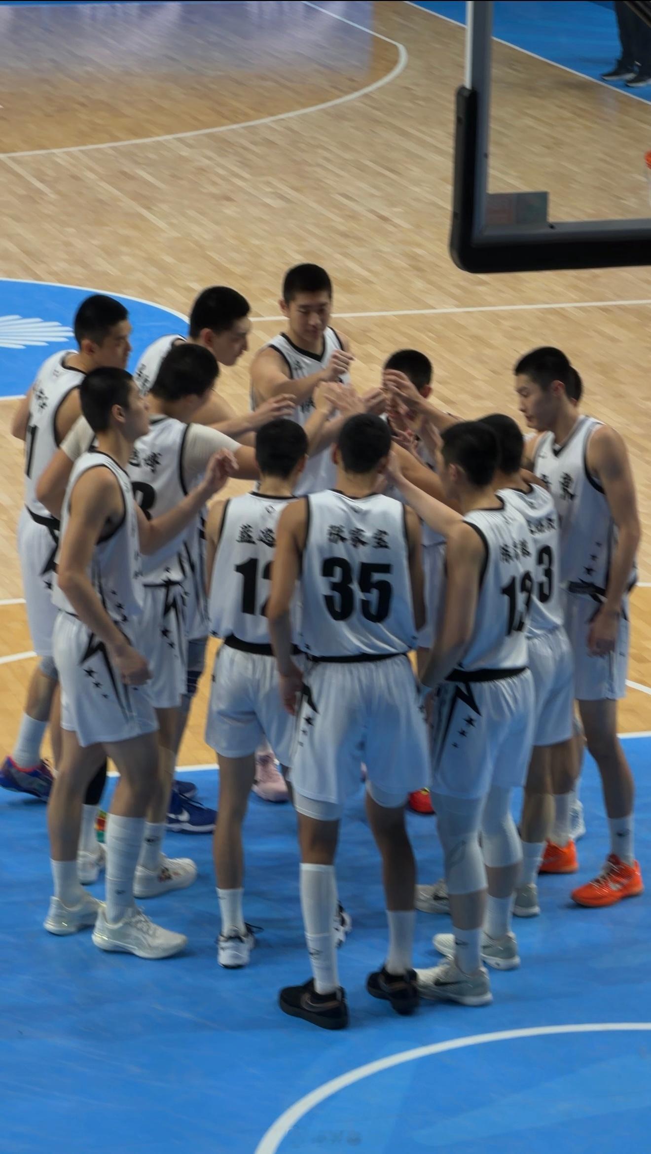 广东U18这球衣配色+寸头，一不小心就联想到了山王工高 