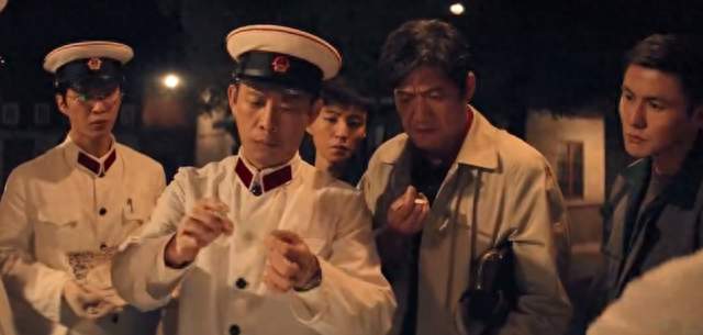 摒弃雷同警察形象，张译不靠台词，弹壳指甲两处细节直接破防