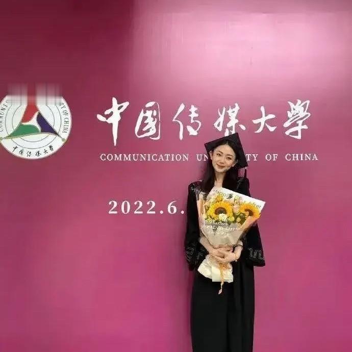 难怪许嵩会和冯禧在一起！  冯禧被中国传媒大学保送研究生了！这个才23岁的女孩仿