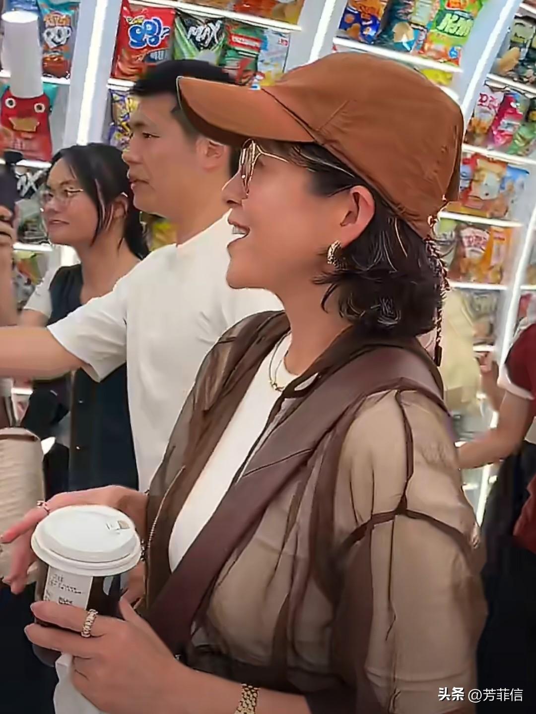 皮肤看着还很光滑细腻的章子怡，头发居然已经白了这么多……
章子怡出生于1979年
