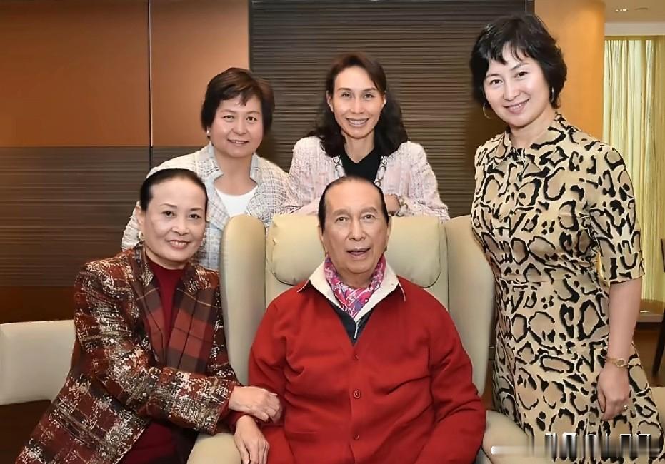 赌王何鸿燊的11个女儿大房 · 黎婉华1. 何超英◦ 长女，出生于1947年◦ 