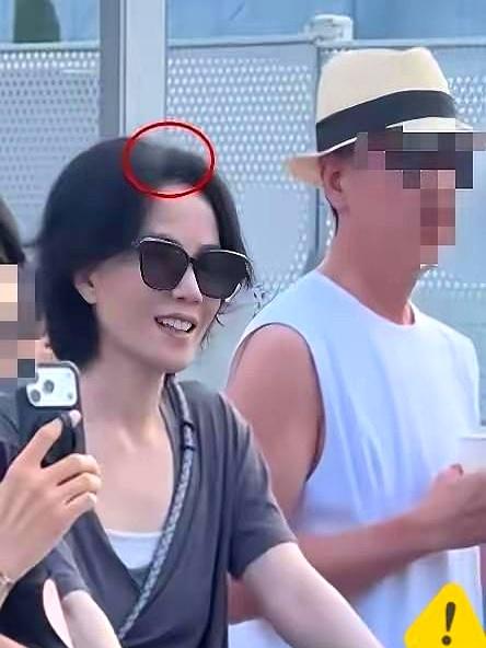 阿那亚那晚，舞台屏一切，VIP区里那抹灰T黑短裤长靴，是王菲；把口罩墨镜扣稳，低