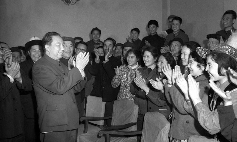 1978年2月27日傍晚，华主席到新疆维吾尔自治区代表团驻地，看望出席五届全国人