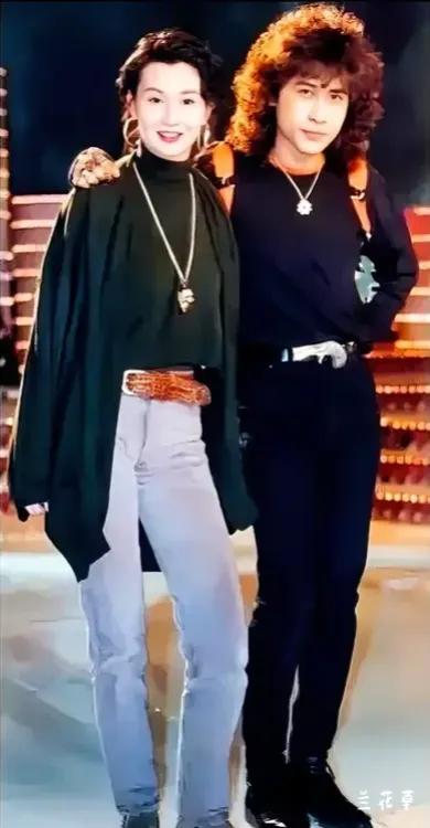 张曼玉和齐秦。
上世纪九十年代初，两位顶级明星的合影。都是青春好年华，自然，生态