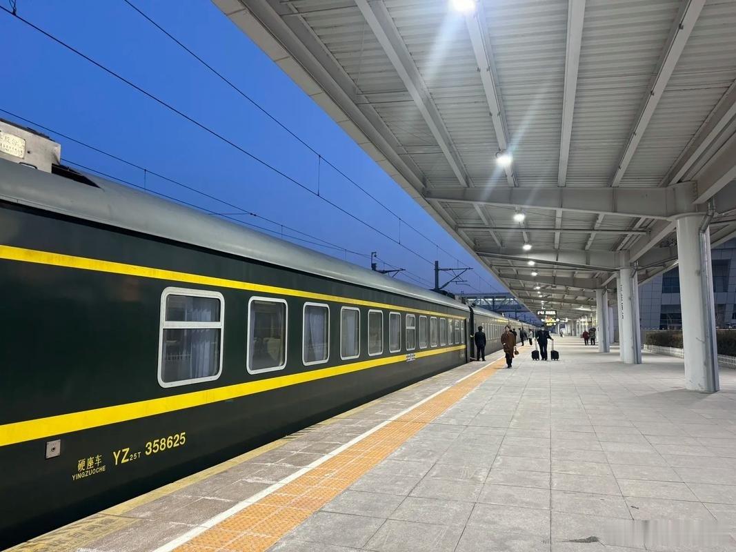 《绿皮火车翻红了》网传今年绿皮火车又火了，原因只有一个，票价便宜……说深刻点，就