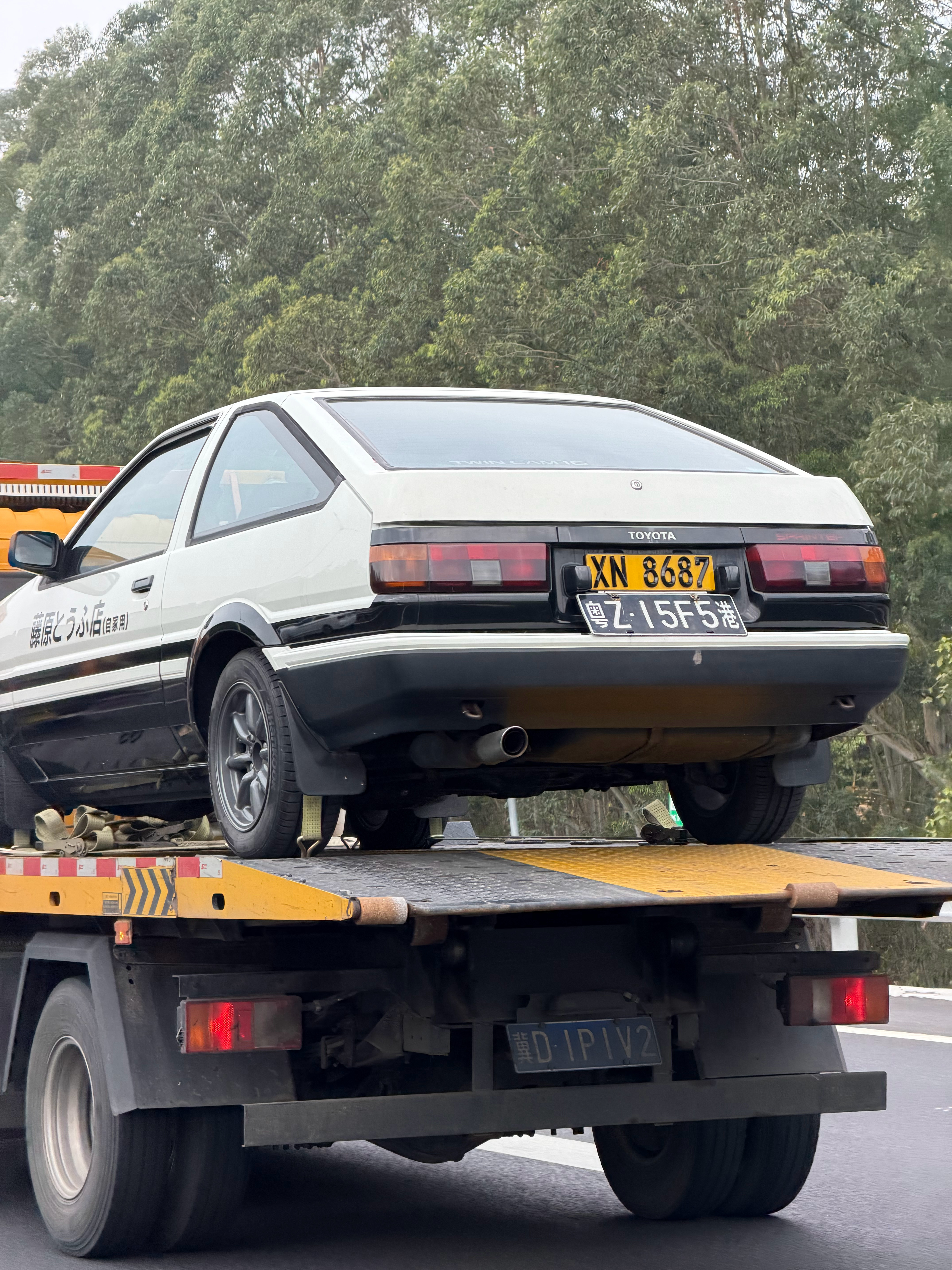 去深圳路上遇到一台港澳两地牌的老古董“86”藤原豆腐店拓海同款太经典了，老旧燃油