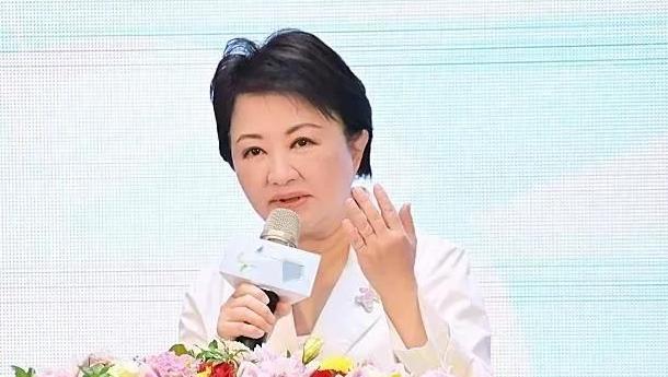 从台中到台北：一句 “中国人” 撕开的蓝营裂缝，卢秀燕困在中间。

近期卢秀燕在