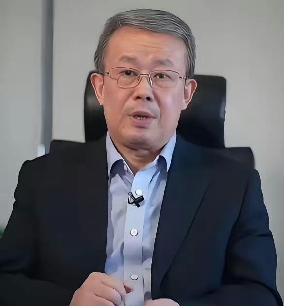 最近有件事，看得人特别别扭。
 
华为刚拿出的韬定律，本来是近几年国产芯片最有看